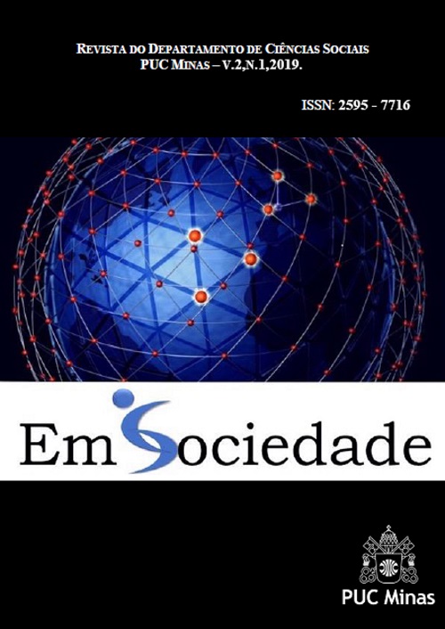 Capa da Revista do Departamento de Ciências Sociais, PUC Minas. A capa mostra um globo terrestre azul como a agua conectado por uma rede de pontos com alguns mais fortes e outros mais fracos, na parte de baixo vem o símbolo da PUC Minas com as chaves da universidade. Revista Em Sociedade – Volume 2, numero 1 do ano de 2019. ISSN: 2595-7716. 